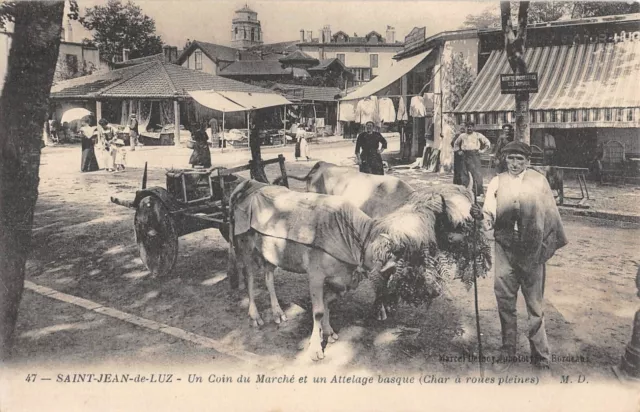 Cpa 64 Saint Jean De Luz / Un Coin Du Marche Et Un Attelage Basque / Char A Roue