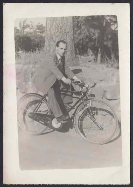 Homme En Vélo Dessous un Arbre , 1950 Photographie Période YZ6060, Vintage Photo