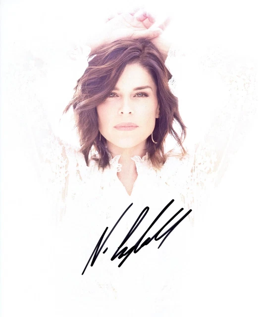 10x8 Photo Personally Autographed by Neve Campbell & COA