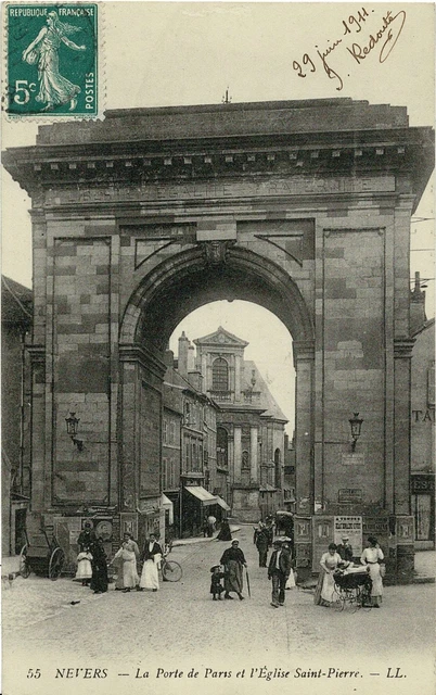 CPA - Nevers - La Porte de Paris et l'église Saint Pierre