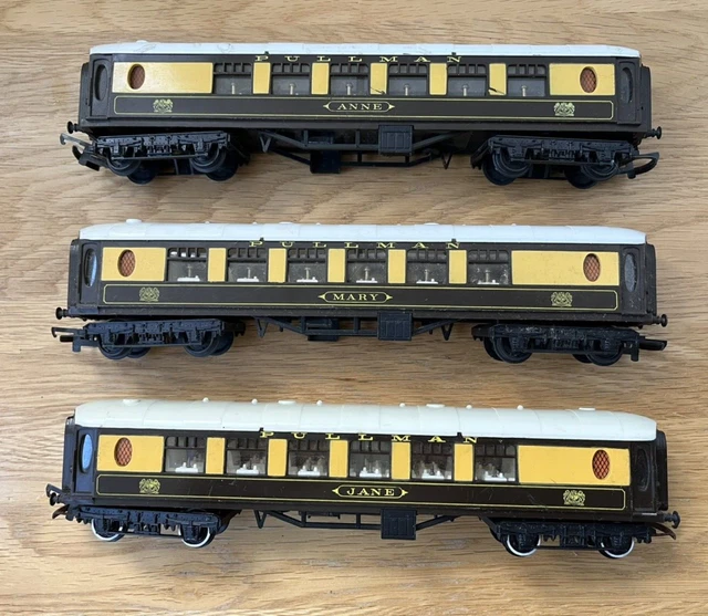 RAKE 3 VINTAGE Triang Pullman Coaches Mary Jane Anne All Couplings