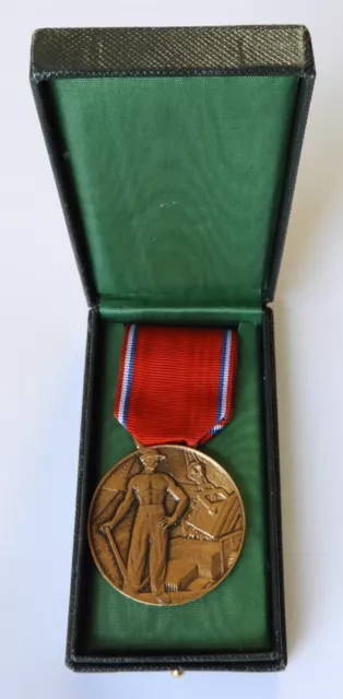 E/ Médaille ruban coffret.. du bâtiment Syndicat des entrepreneurs de T. Publics