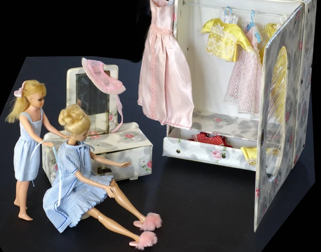 ARMOIRE PENDERIE COIFFEUSE maison poupée vintage et deux Barbie Mattel