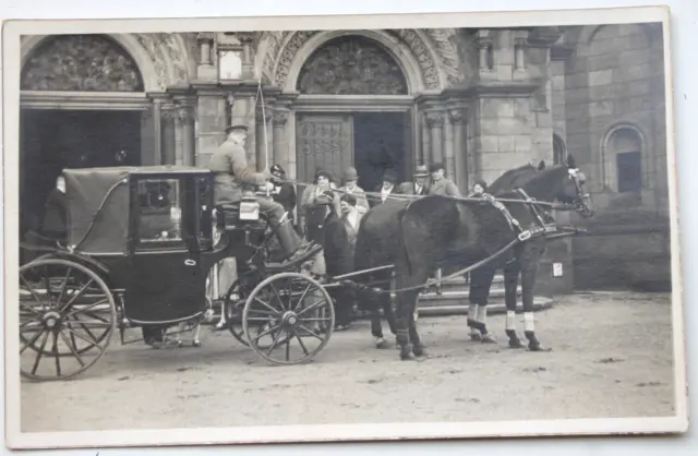 36118 Foto Postkarte Dresden Kutsche vor Eingang Kirche oder historische Gebäude