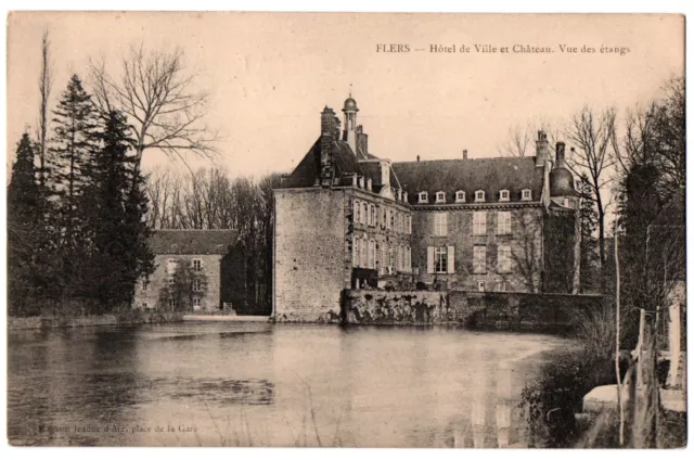 CPA 61 - FLERS (Orne) - Hôtel de Ville et Château. Vue des étangs