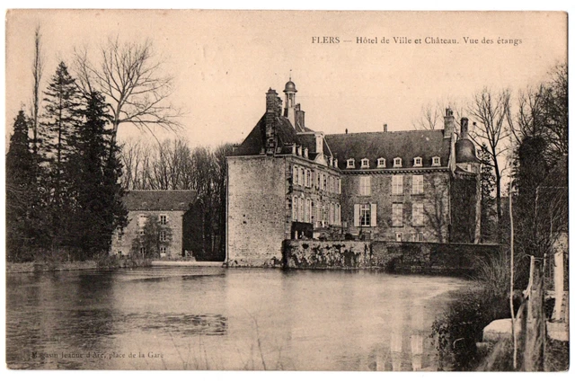 CPA 61 - FLERS (Orne) - Hôtel de Ville et Château. Vue des étangs