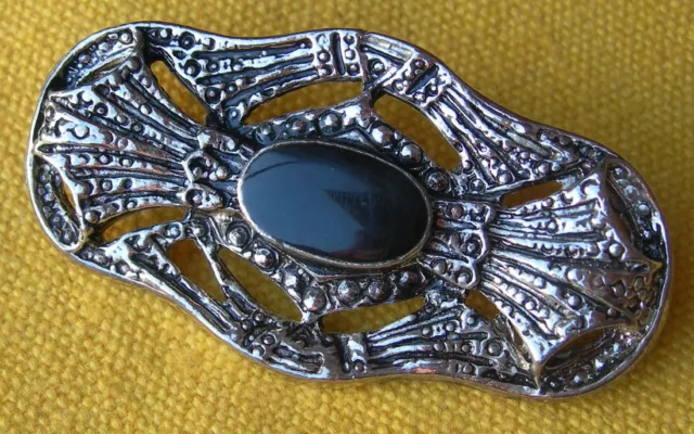 vintage BROCHE en étain ajouré façon vieil argent cabochon résine noire