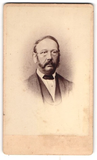 Fotografie unbekannter Fotograf und Ort, Bürgerlicher Herr mit Brille und Backe