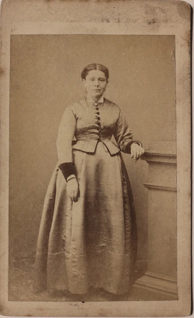 Portrait d’une femme Photographie Anonyme Carte de visite Cdv Vintage Albumine 