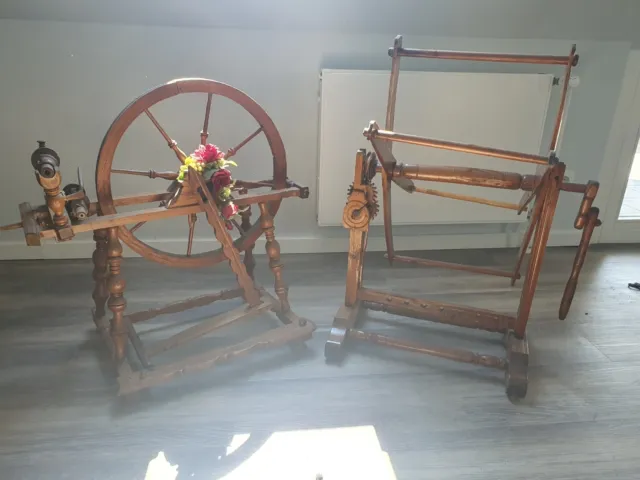 Antikes Spinnrad mit Zubehör aus Holz von den Großeltern aus dem 18. Jahrhundert