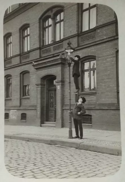 Foto- Berlin Gas Laterne Männer Turner Akrobaten   , 160424-12