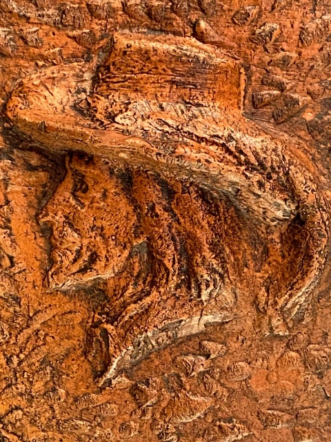 Sujet en terre cuite bas relief au profil d'homme au chapeau signé et daté 4