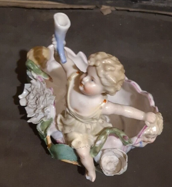 Un groupe en biscuit de porcelaine polychrome 10