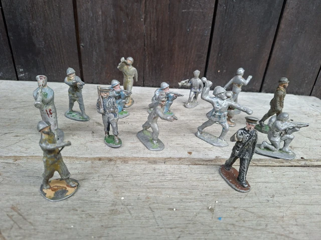LOT de 45 anciennes FIGURINES SOLDATS MILITAIRES en ALU de QUIRALU à repeindre LOT de 45 anciennes FIGURINES SOLDATS MILITAIRES en ALU de QUIRALU à repeindre