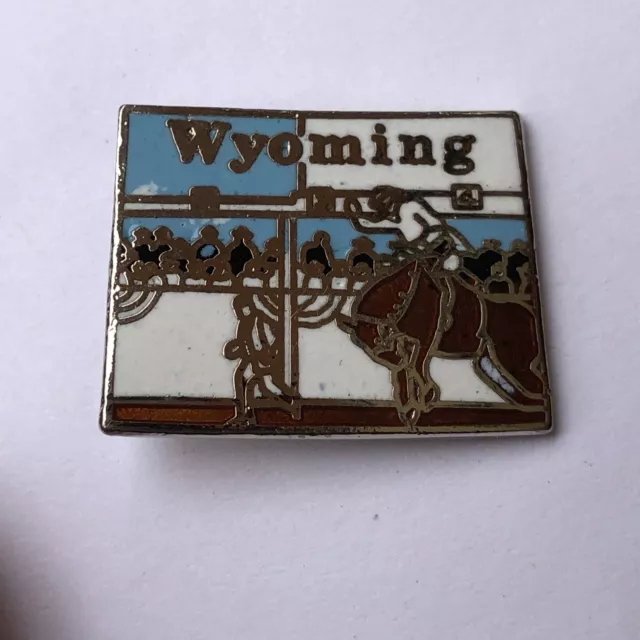 Wyoming STATE MAP ENAMEL TRAVEL PIN, USA Outline, Mafco, Rodeo Cowboy Horse