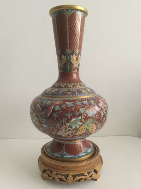 CHINESE LATE 19th CENTURY/EARLY 20th CENTURY RED CLOISONNÉ ENAMEL VASE ON STAND