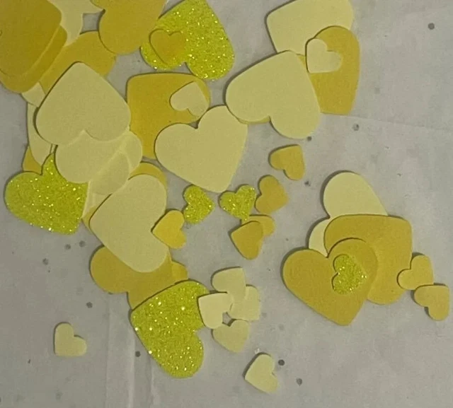 Confeti de corazón amarillo de tamaño mixto