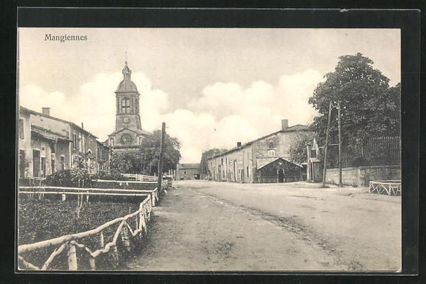 CPA Mangiennes, vue de la rue avec l'Église 1915