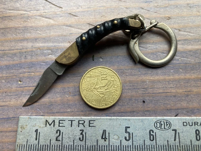 couteau canif navette,motif chasse, sur manche laiton