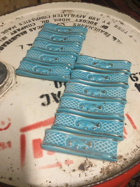 Ensemble Ancien 12 Porte-Couteaux + 2 Dessous De Bouteilles – Céramique Années 50