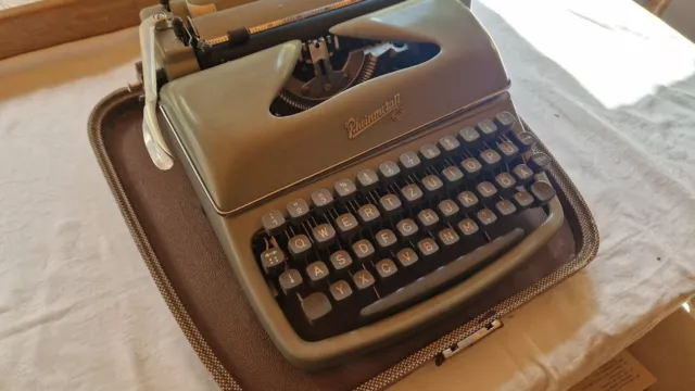 Schreibmaschine Rheinmetall im Koffer Antiquität
