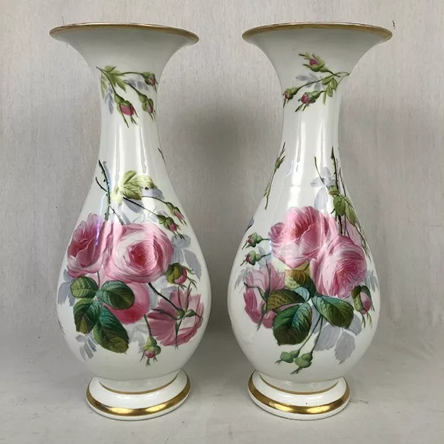 Grande paire de vases en porcelaine à décor de fleurs