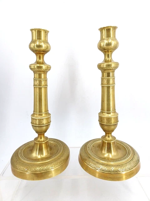 Paire de chandeliers d'autel en laiton coulé français du 19ème siècle