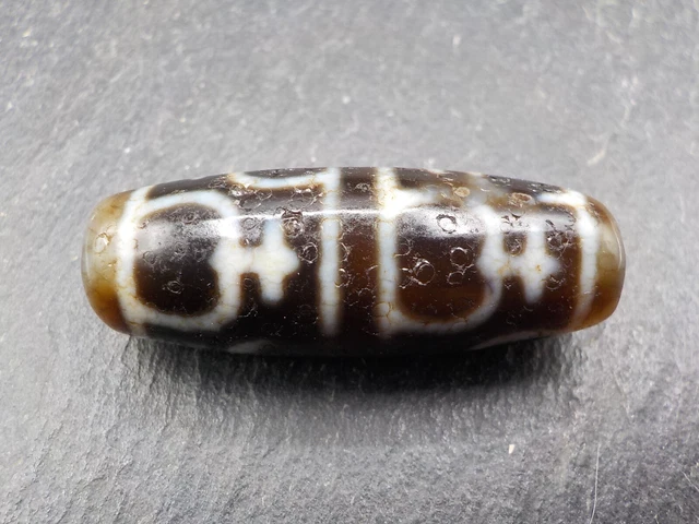 An Agate Dzi bead with a Aquarius pattern from Tibet / Nepal.
