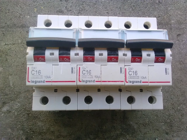 Disjoncteur Triphasé ABB C40 40A 10kA + Bobine De Déclenchement 12/60V - Neuf (dépose)