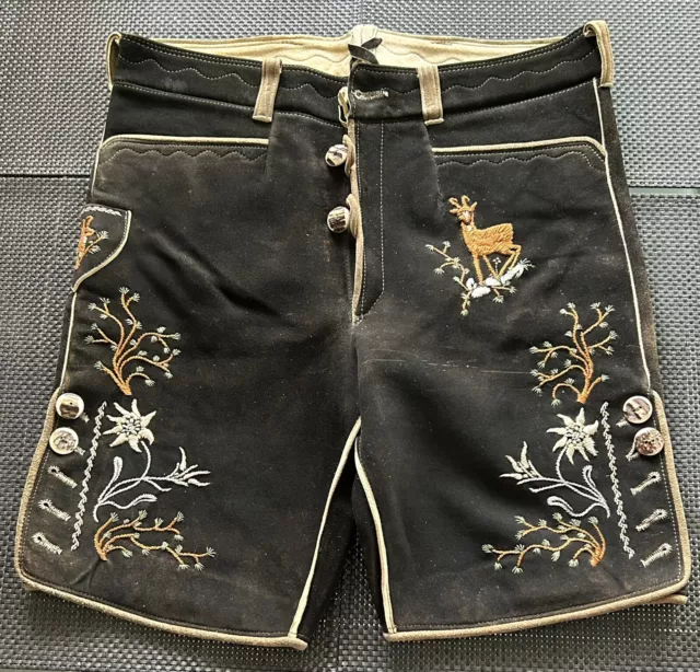 Trachten Hirschleder Kurz-Lederhose mit einzigartiger Stickerei, UNIKAT!!!