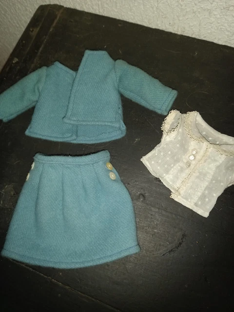 vêtement ancien de poupée Unis France 29 cm :tailleur bleu avec chemisier