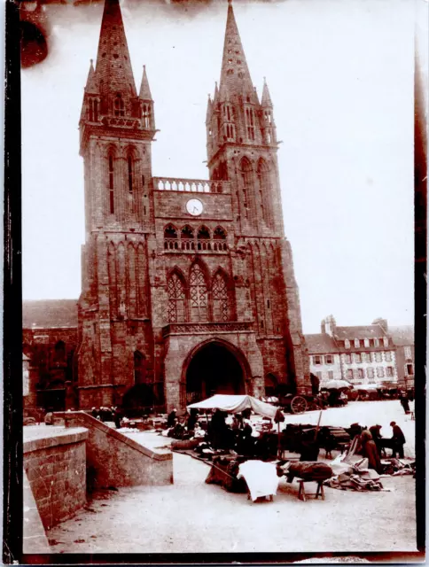 France, Saint-Pol-de-Léon, marcher devant la Cathédrale Saint Paul Aurélien Albu