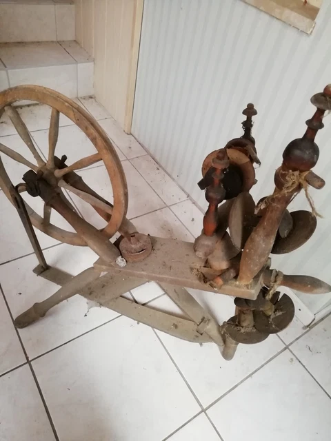sehr altes Spinnrad
