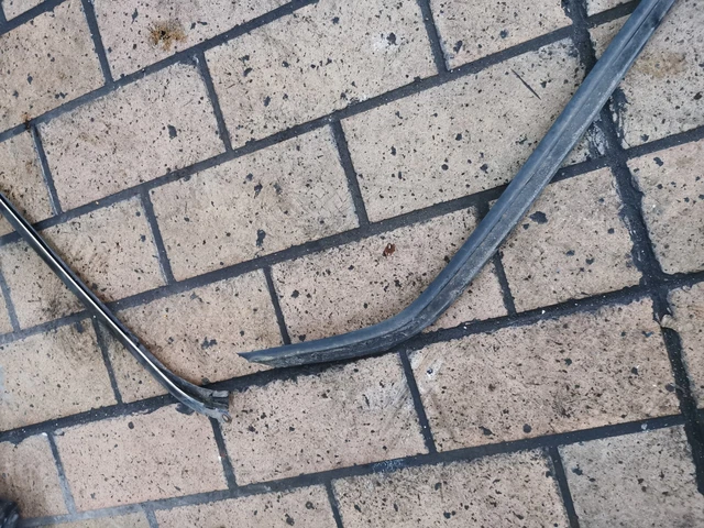 Rear Side Window Gasket Frame – Right Side – Mercedes-Benz W124 T-Model – MBZCLASSICPARTS