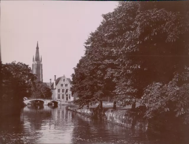 Belgique, Bruges, canal et clocher de l église Notre-Dame, ca.1900, Vintage citr