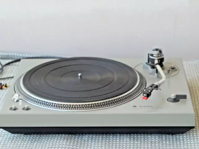 platine vinyle Technics SL 1500   Direct drive .