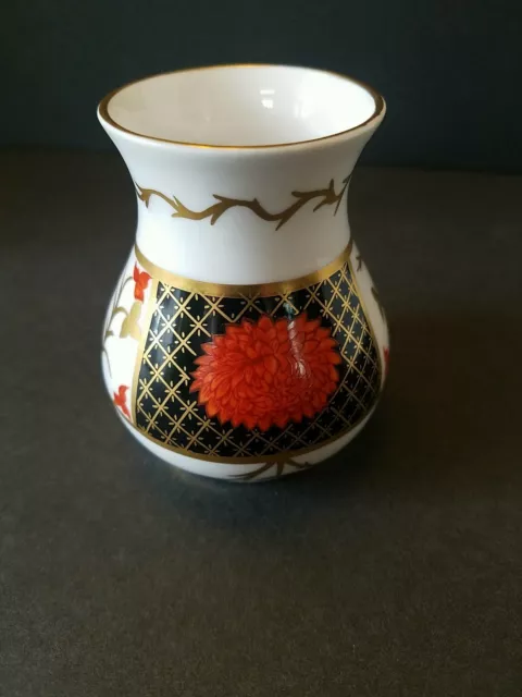 Abbeydale bone china, Duffield Derbyshire "Chrysanthemum" 2.75" vase