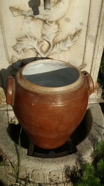 ancien pot en grès en bon état avec son couvercle