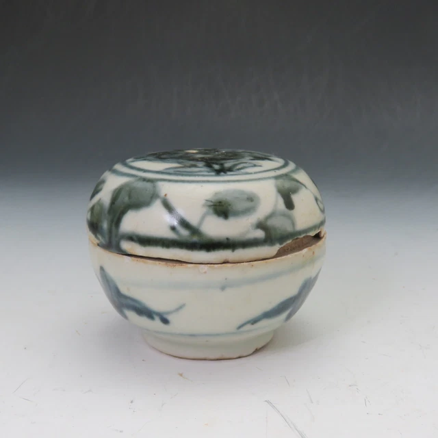 Ming Dynasty Chinese Blue and White Covered Box