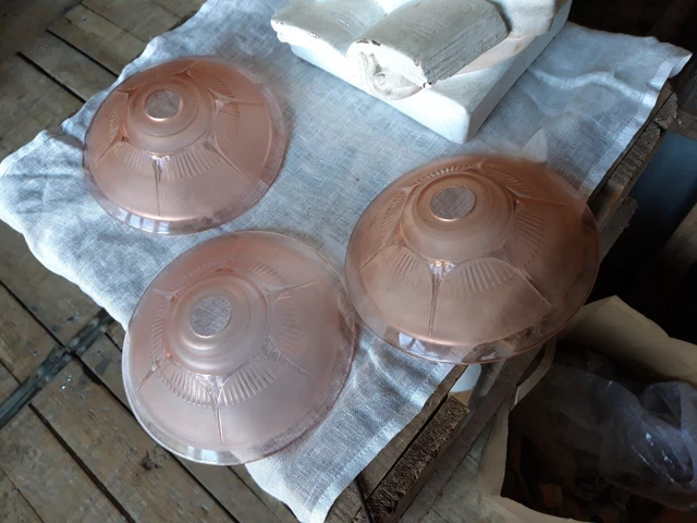 Lot de 3 Anciennes Coupelles en verre rose  pour lustre Art-Déco
