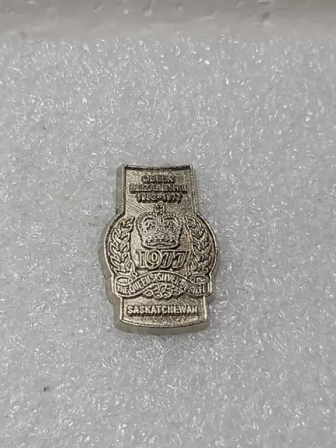 1977 The Queens Silver Jubilee Metal Silver Toned Lapel Pin Saskatchewan Clutch