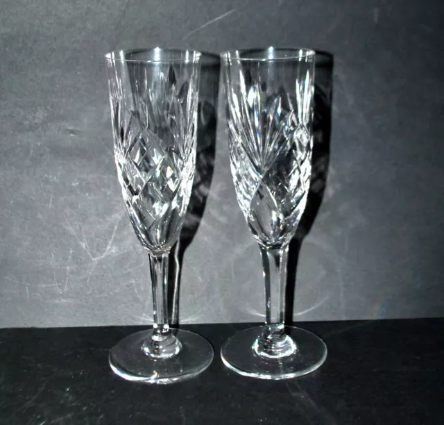 SAINT-LOUIS, Lot de 2 flûtes à champagne en cristal taillé Chantilly 19cm sig...