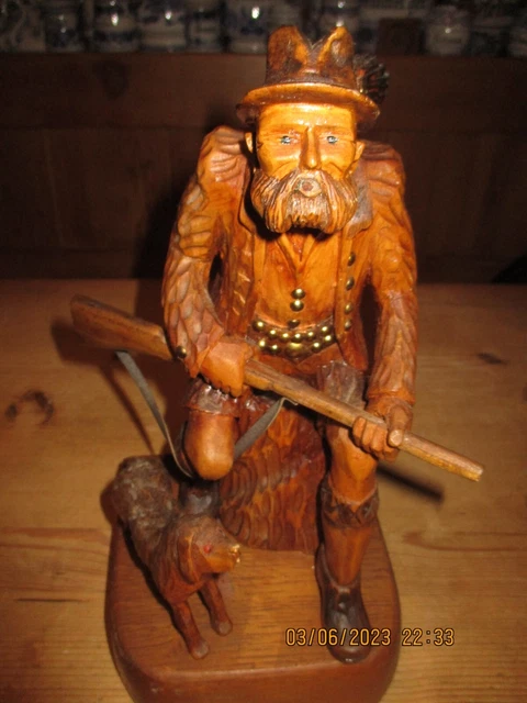 Schöner handgeschnitzter "Jäger" Einzelstück  28 cm  1966