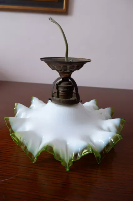Français lampe en verre  Plafonnier suspendu aux bords ondulé vert et blanc 