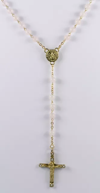 Rosenkranz Kette mit weißen Perlen und Kreuz + Dose