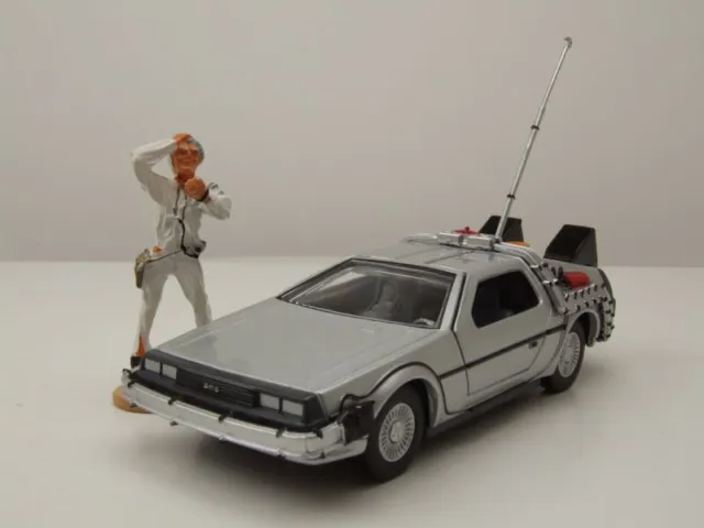 DeLorean Back to the Future Zurück in die Zukunft mit Doc Brown Figur 1:36 Corgi
