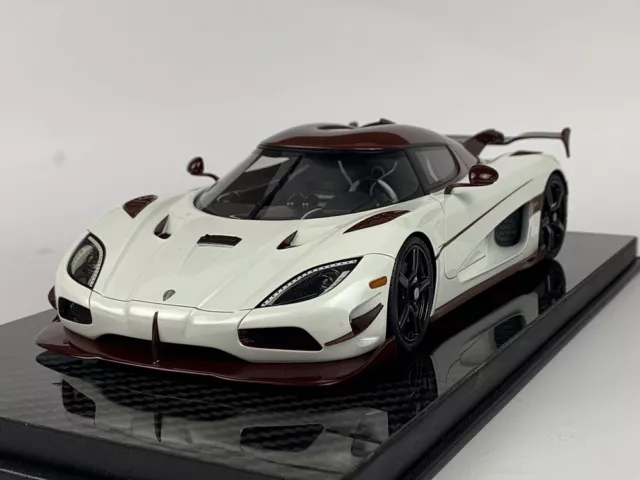 Frontiart Koenigsegg Agera RS Pearl White & Red Tint Carbon 1/18