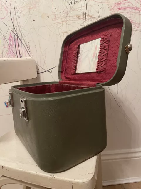vintage Cosmetic Travel Luggage Train Case Green Vanity Case With Mirror 3