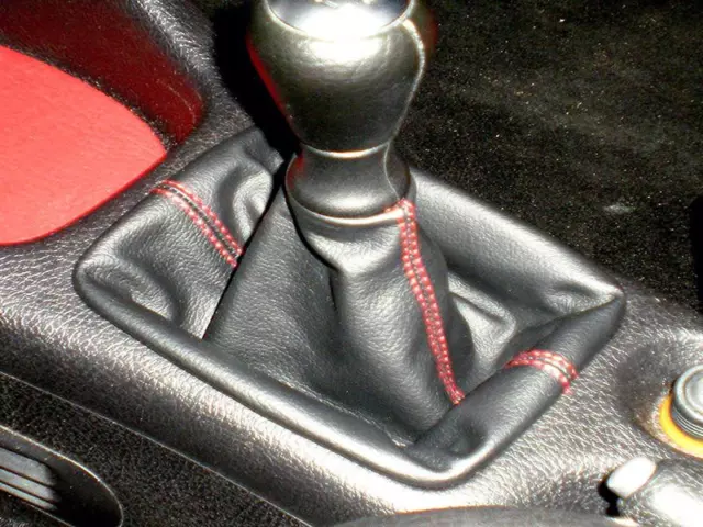 Cuffia leva  Cambio per Peugeot 206 in vera pelle nera e cuciture rosse