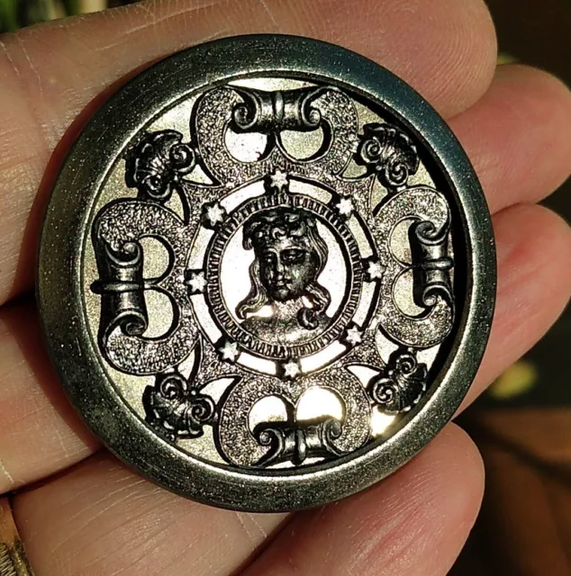 Grand bouton ancien en métal. Portait féminin au centre . 41 mm